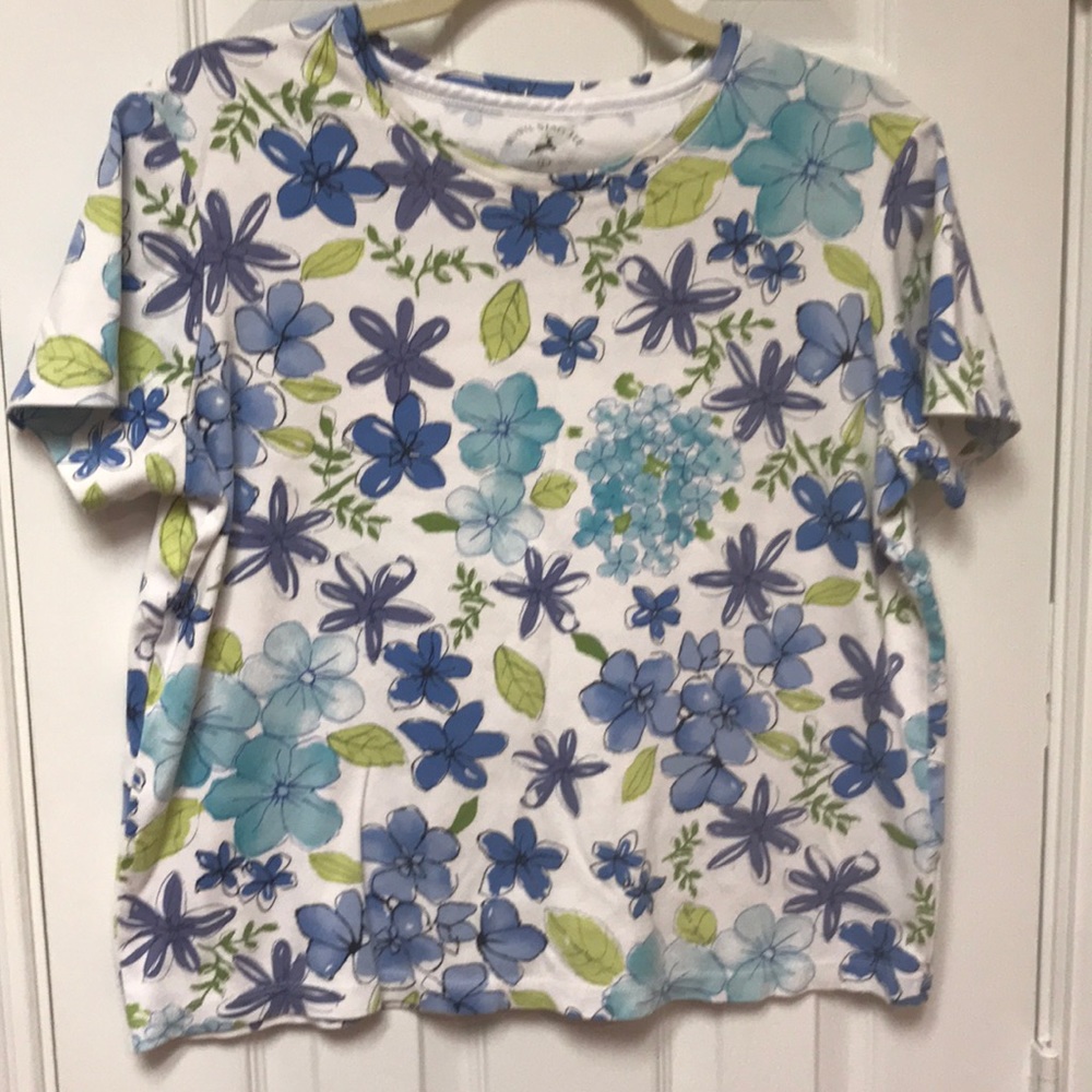 ⬇️PRICE DROP🎉Floral Size L Tee by  White Stag